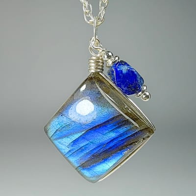 Colgante De Labradorita Verde Y Lapislázuli en Cabuchón Cuadrado de 22 mm1