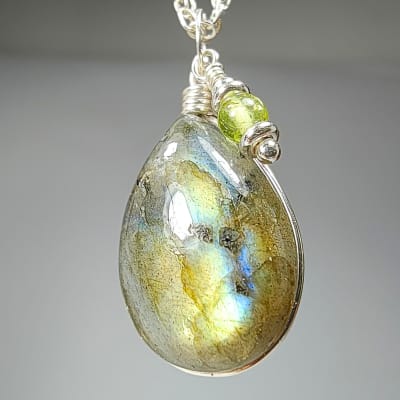 Colgante De Labradorita Verde Y Peridoto en Cabuchón Gota de 18 mm