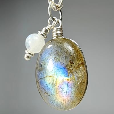 Colgante De Labradorita Verde Y Piedra Luna Blanca Con Destello Azul en Cabuchón Oval de 19 mm1