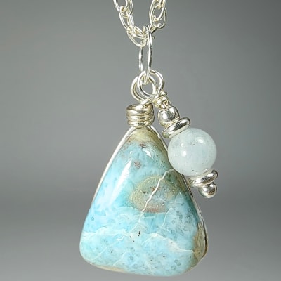 Colgante De Larimar Y Aguamarina en Cabuchón Triangular de 16 mm1