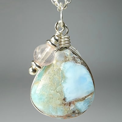 Colgante De Larimar Y Cuarzo Rosa Claro en Cabuchón Gota de 18 mm