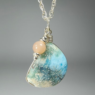 Colgante De Larimar Y Piedra Luna De Seda Rosa en Cabuchón Gota Triangular de 19 mm