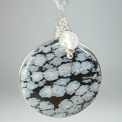 Colgante De Obsidiana Nevada Y Cuarzo Rosa Claro en Cabuchón Redondo de 26 mm1