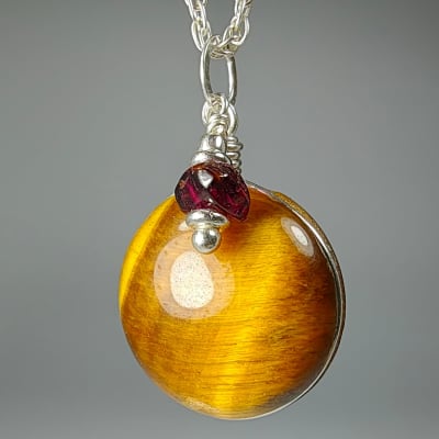 Colgante De Ojo De Tigre Y Granate Almandino en Cabuchón Redondo de 18 mm