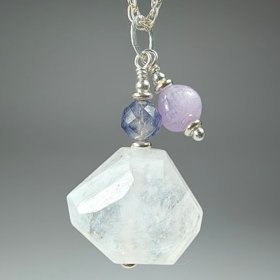 Colgante De Piedra Luna Blanca Con Destello Azul, Iolita Y Cuarzo Amatista Lila en Pieza Irregular