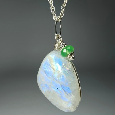 Colgante De Piedra Luna Blanca Con Destello Azul Y Crisoprasa en Cabuchón Gota Triangular de 25 mm1