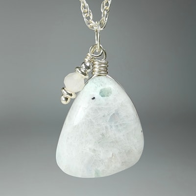 Colgante De Piedra Luna Blanca Con Destello Azul Y Cuarzo Rosa en Cabuchón Gota Triangular de 21 mm1