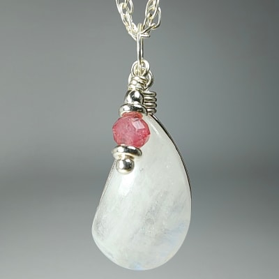 Colgante De Piedra Luna Blanca Con Destello Azul Y Turmalina Rosa en Cabuchón Gota de 19 mm