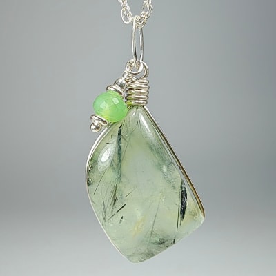 Colgante De Prehenita Con Epidota Y Crisoprasa en Cabuchón Gota Triangular de 25 mm1