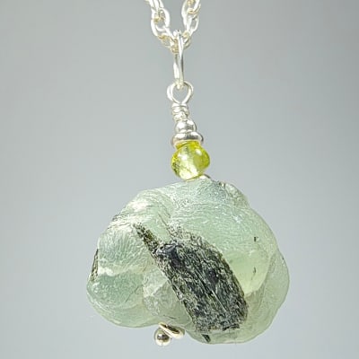 Colgante De Prehenita Con Epidota Y Peridoto en Trozo Bruto