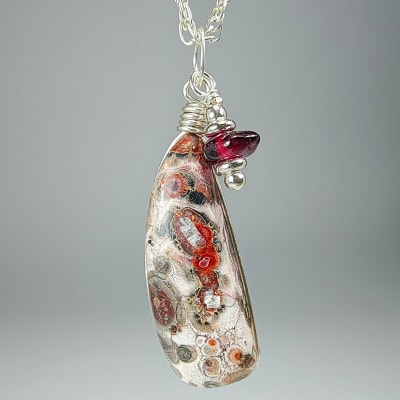 Colgante De Riolita Y Granate Almandino en Cabuchón Gota Triangular de 25 mm1