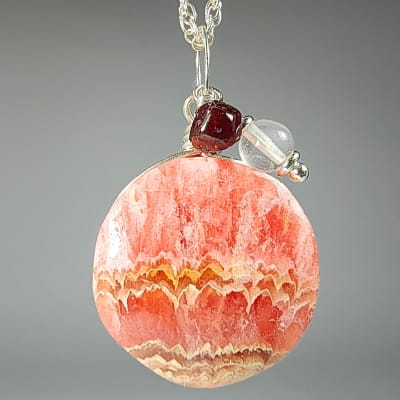 Colgante De Rodocrosita Rosa, Cuarzo Cristal Y Granate Almandino en Cabuchón Redondo de 22 mm