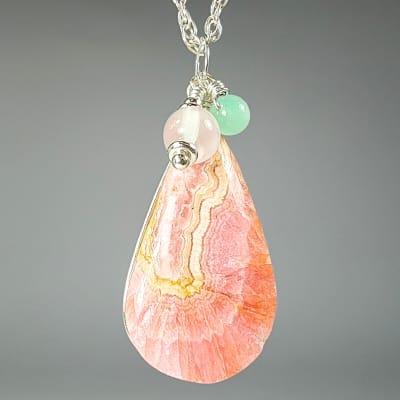 Colgante De Rodocrosita Rosa, Cuarzo Rosa Claro Y Crisoprasa en Cabuchón Gota de 26 mm1