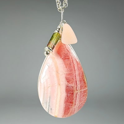 Colgante De Rodocrosita Rosa, Turmalina Sandía Y Ópalo Rosado en Cabuchón Gota de 27 mm1