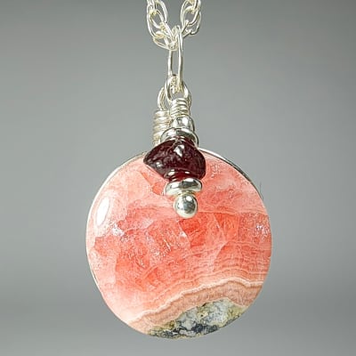 Colgante De Rodocrosita Rosa Y Granate Almandino en Cabuchón Redondo de 15 mm1