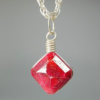 Colgante De Rubí Reconstituído en Cabuchón Cuadrado de 10 mm1