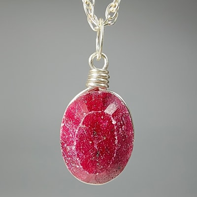 Colgante De Rubí Reconstituído en Cabuchón Oval de 14 mm1