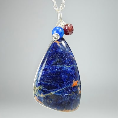 Colgante De Sodalita Azul, Lapislázuli Y Granate Almandino en Cabuchón Gota Triangular de 40 mm1
