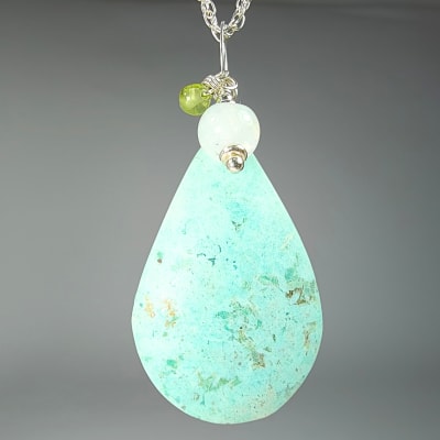Colgante De Turquesa, Piedra Luna Blanca Con Destello Azul Y Peridoto en Cabuchón Gota de 35 mm