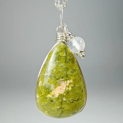 Colgante De Unakita Y Cuarzo Rosa Claro en Cabuchón Gota de 29 mm