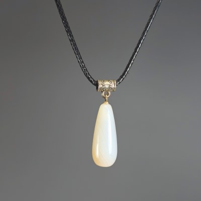 Colgante Gota De Calcedonia Blanca Y Fantasía Plateada de 30 mm1