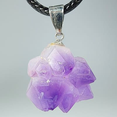Colgante Maestro Elestial De Cuarzo Amatista Lila Y Fantasía Plateada de 20 mm