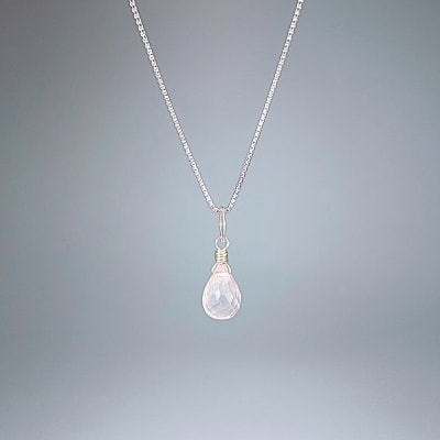 Colgante Mini De Cuarzo Rosa en Briolette de 8 mm