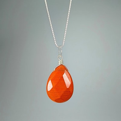 Colgante Mini De Jaspe Rojo en Gota Facetada de 14 mm1