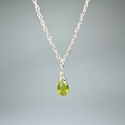 Colgante Mini De Peridoto en Gota Facetada de 10 mm3