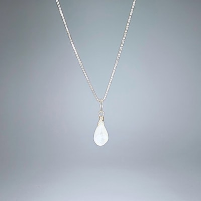 Colgante Mini De Piedra Luna Blanca Con Destello Azul en Briolette de 7 mm