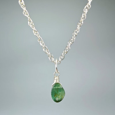 Colgante Mini De Turmalina Verde en Gota de 6 mm