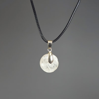 Colgante Moneda Lisa De Cuarzo Blanco Y Fantasía Plateada de 15 mm1