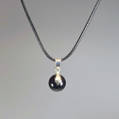 Colgante Perla De Ónix Negro Y Fantasía Plateada de 12 mm