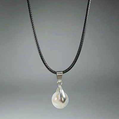 Colgante Perla De Piedra Luna Blanca Con Destello Azul Y Fantasía Plateada de 12 mm