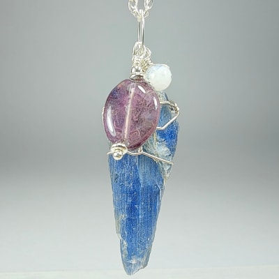 Colgante Rejilla De Cianita Azul, Cuarzo Amatista Y Piedra Luna Blanca Con Destello Azul en Trozo Bruto de 40 mm