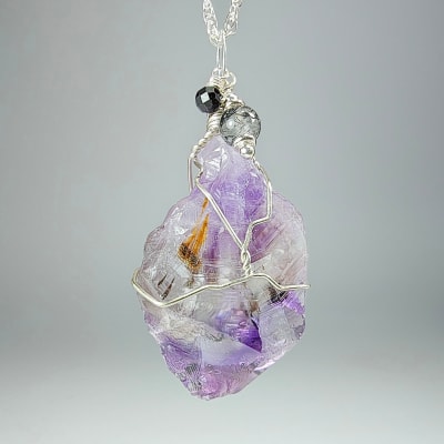 Colgante Rejilla De Cuarzo Amatista, Cuarzo Turmalinado Y Turmalina Negra en Punta desde 35 mm1