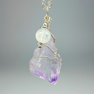 Colgante Rejilla De Cuarzo Amatista Y Piedra Luna Blanca Con Destello Azul en Punta desde 20 mm
