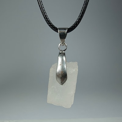 Colgante Trozo En Bruto De Cuarzo Rosa Claro Y Fantasía Plateada de 20 mm1