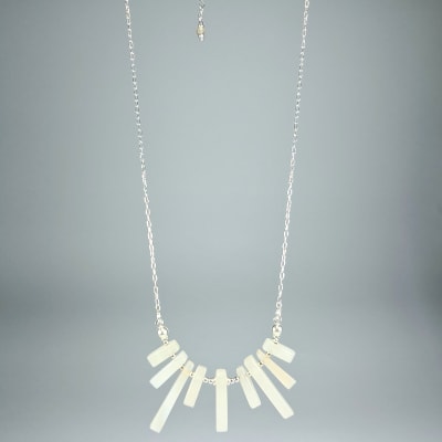 Collar Cuerpo De Calcedonia Blanca de 47 cm