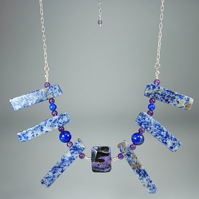 Collar Cuerpo De Charoíta, Sodalita Blanca Y Lapislázuli de 51 cm