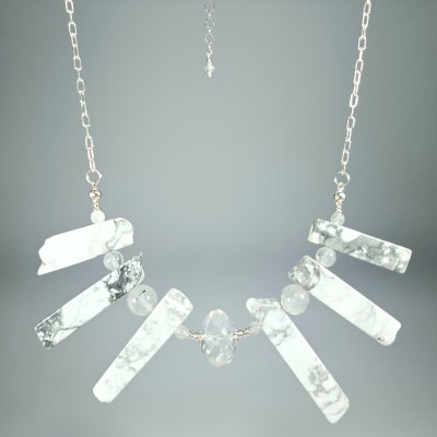 Collar Cuerpo De Howlita, Cuarzo Turmalinado Y Cuarzo Cristal de 46 cm