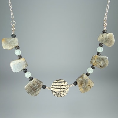 Collar Cuerpo De Labradorita Gris, Piedra Volcánica Y Aguamarina de 40 cm