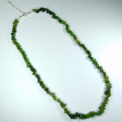 Collar De Nefrita Y Piedra Luna Blanca Con Destello Azul de 50 cm