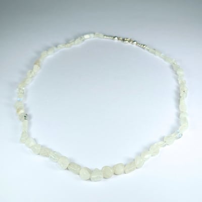 Collar De Piedra Luna Blanca Con Destello Azul de 42 cm1
