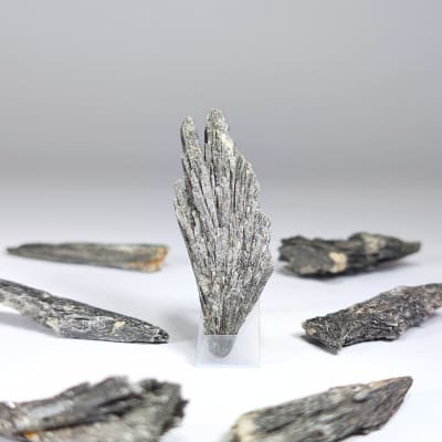 Cristal Geométrico De Cianita Negra de 4 cm