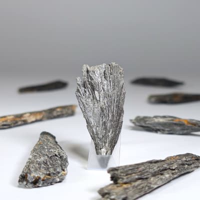 Cristal Geométrico De Cianita Negra de 5 cm