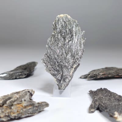 Cristal Geométrico De Cianita Negra de 6.5 cm