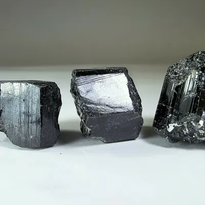 Cristal Geométrico De Turmalina Negra de 3 cm