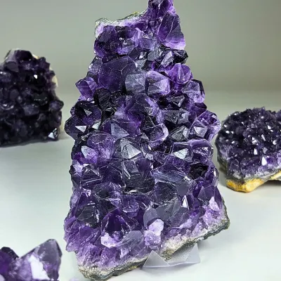 Drusa De Cuarzo Amatista Ultravioleta de 8 X 6.5 cm