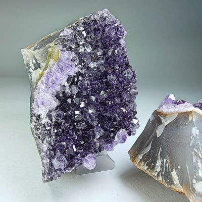 Drusa De Cuarzo Amatista Violeta Y Calcedonia Azul de 8 X 4.5 cm1